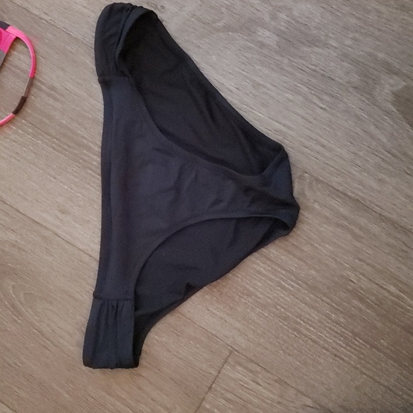 Bikini with 2 black bottoms - Picture 4 of 7